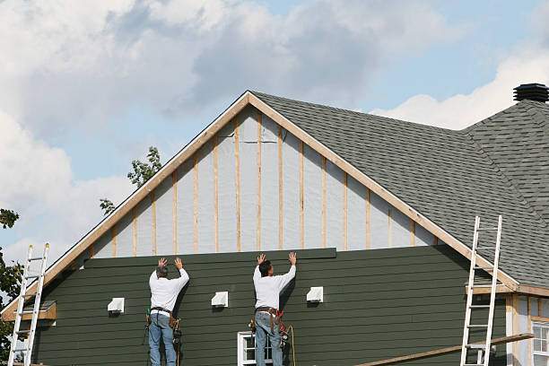 Professional Siding technician working in Woodridge, IL